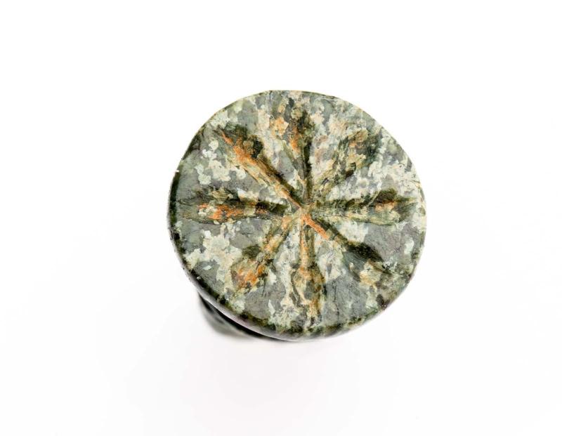 Loop-signet with a rosette