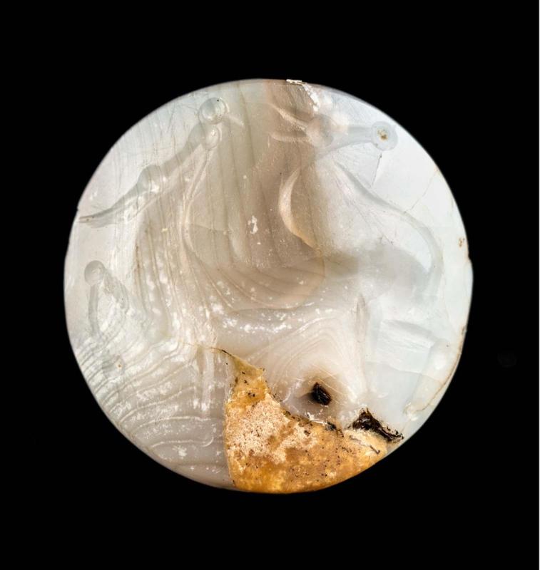 Lentoid seal with two quadrupeds