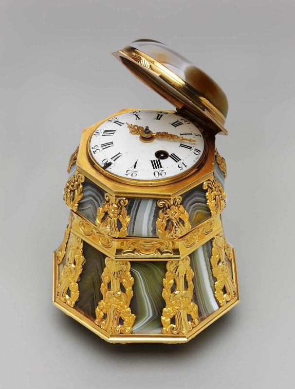 Snuffbox mounted with a timepiece