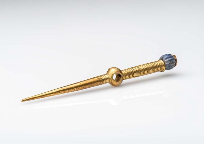 Pin of gold and paste
