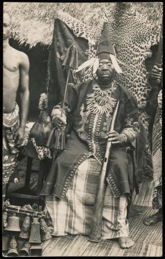 Roi d'Oguta (Nigeria) en costume de grand gala