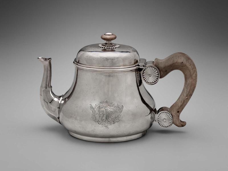 Oval teapot