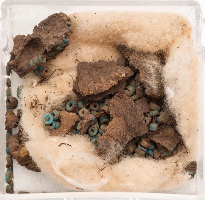 Ring beads and mud fragments