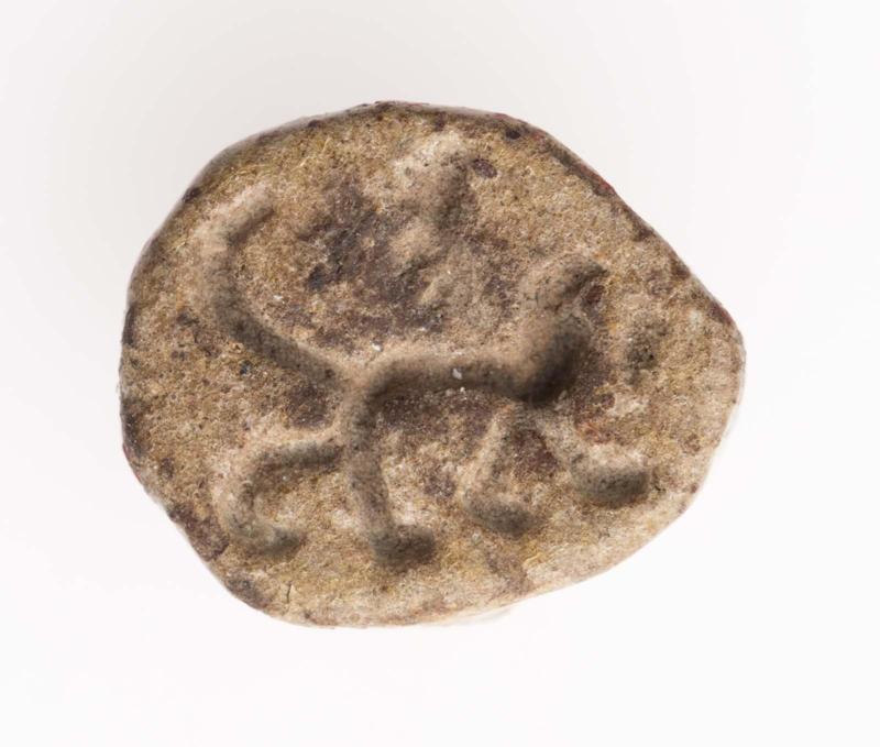 Seal amulet with a human-headed back and a griffin on the base