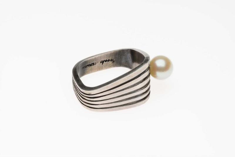 Asymmetric ring with pearl