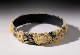 Bangle bracelet with roses and daisies