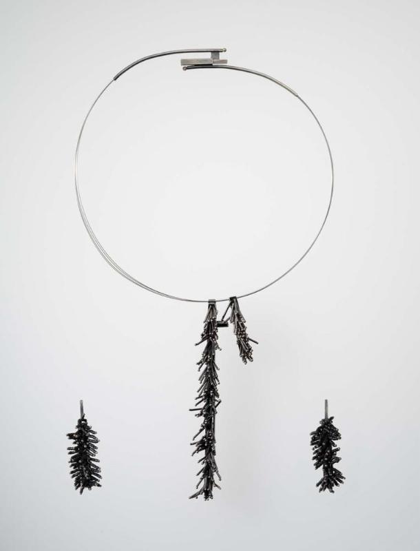 Torque and earrings with pendants with movable parts