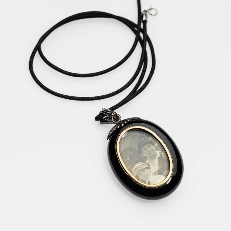 Mourning pendant with a compartment on reverse