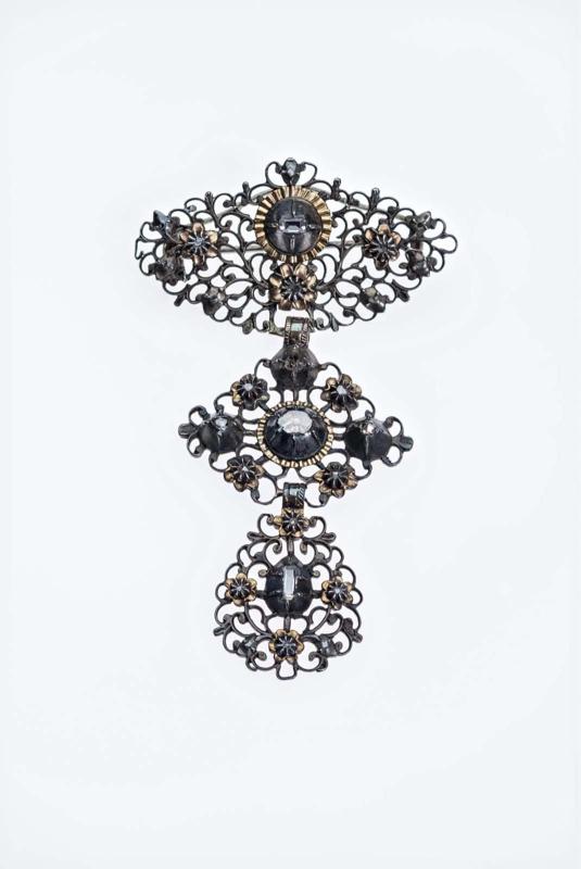 Brooch with two pendant drops