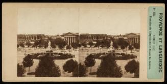 Nîmes.  Fontaine de l'Esplanade et Palais de Justice.