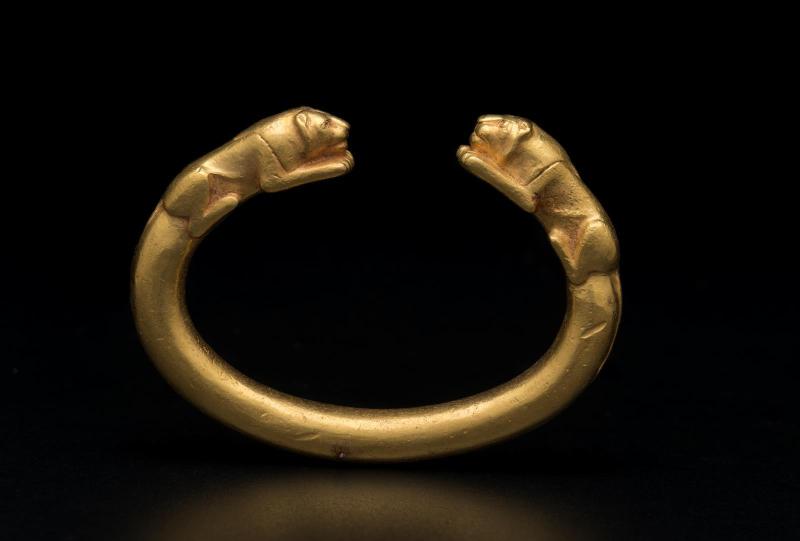 Bracelet with lions' head finials