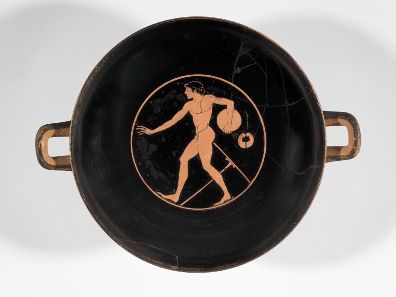 Drinking cup (kylix) depicting an athlete with discus