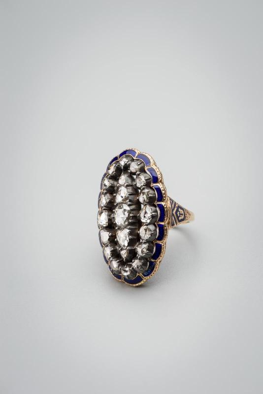 Navette-shaped ring