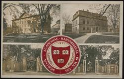 SIGILLUM ACADEMIAE HARVARDIANAE IN NOV ANG. 
HOLLIS - BOYLSTON - JOHNSTON - CLASS GATE '77