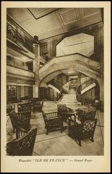 Paquebot "ILE DE FRANCE". - Grand Foyer 
S.S. ILE DE FRANCE - MAIN ENTRANCE - GRAND STAIRCASE.