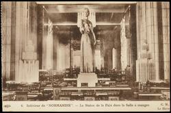 6. - Intérieur de "NORMANDIE".  - La Statue de la Paix dans la Salle à manger.
