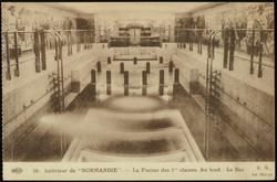 10. - Intérieur de "NORMANDIE".  - La Piscine des 1res classes. Au fond: Le Bar.
