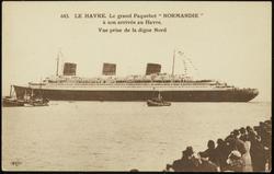 643. - LE HAVRE. Le grand Paquebot "NORMANDIE" à son arrivée au Havre. Vue prise de la digue Nord.
