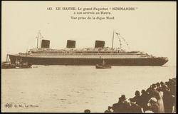 643. - LE HAVRE. Le grand Paquebot "NORMANDIE" à son arrivée au Havre. Vue prise de la digue Nord.

