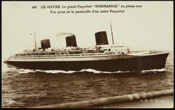 647. - LE HAVRE. Le grand Paquebot "NORMANDIE" en pleine mer 
Vue prise de la passerelle d'un autre Paquebot