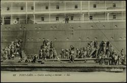 82  PORT-SAÏD. - Coolies coaling a steamer.  - LL.  (Navire faisant son charbon. - LL.)