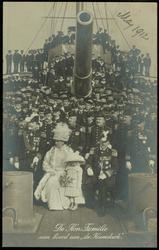 De Kon. Familie aan boord van "de Keemskerk."
