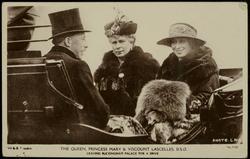 THE QUEEN, PRINCESS MARY & VISCOUNT LASCELLES, D.S.O. LEAVING BUCKINGHAM PALACE FOR A DRIVE.