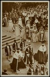 THE QUEEN PASSING THROUGH WESTMINSTER ABBEY.
