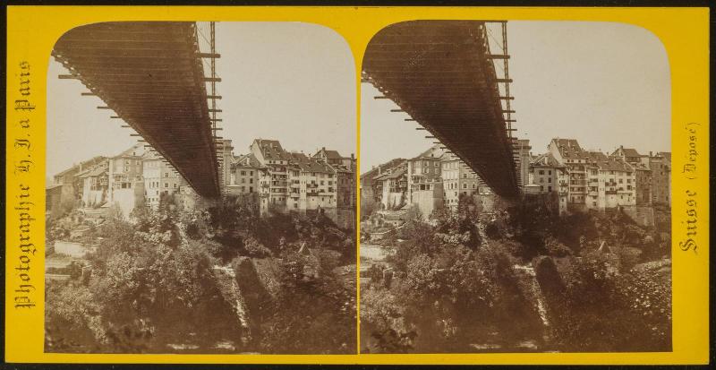 Vue Prise Sous le Pont Suspendu