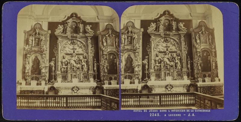 Autel de Jesus dans l'Intérieur de la Cathédral à Lucerne