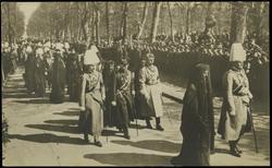 Beisetzung der Kaiserin Auguste Viktoria.
Kronprinzessin, Prinzen Eitel Friedrich, August Wilhelm, Adalbert und  Oskar im Trauerzuge.