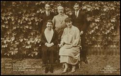 sitzend: Kaiserin Hermine, Kronprinzessin Cecilie 
stehend: Prinz Louis Ferdinand von Preußen, Kaiser Wilhelm, Prinz Wilhelm von Preußen
