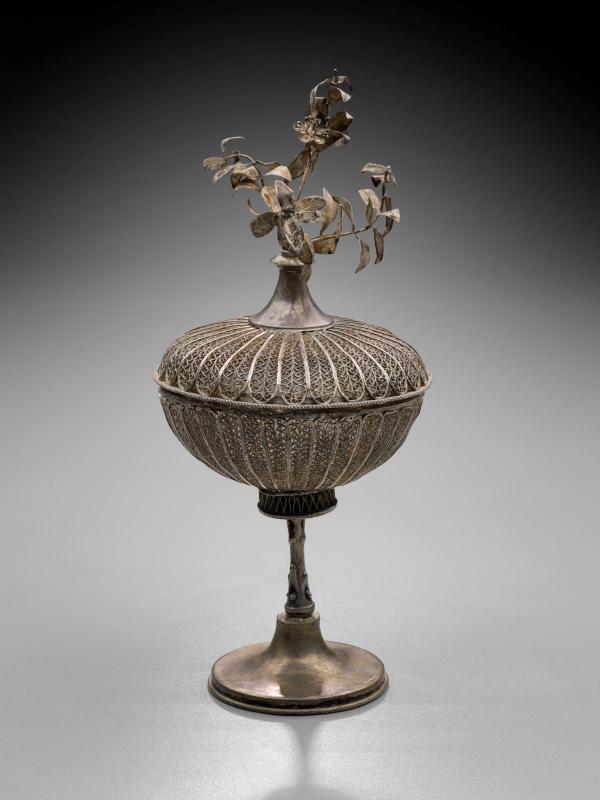 Spice container in the form of a covered cup