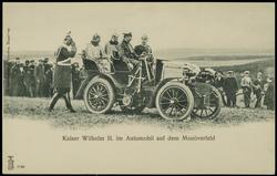 Kaiser Wilhelm II. im Automobil auf dem Manöverfeld
