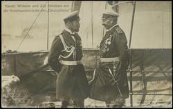 Kaiser Wilhelm und Sar Nikolaus auf der Kommandobrücke der "Deutschland"
