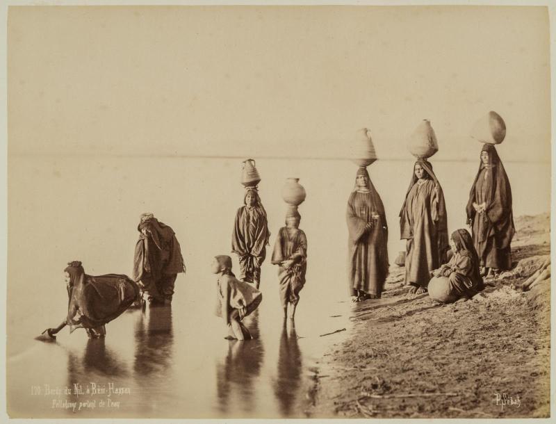 Bords du Nil à Beni-Hassan, Fellahines portant de l’eau