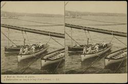 A Bord des Navires de guerre. Embarcations au tangon le long d'un Cuirassé.