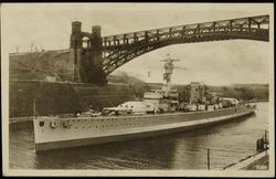 Kreuzer "Lützow" im Kaiser Wilhelm-Kanal unter der Levensauer Hochbrücke. Erbaut von Deutsche Werke Kiel Aktiengesellschaft