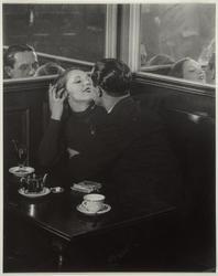 Couple d'Amoureux dans un petit café, quartier Italie (Lovers in Café)