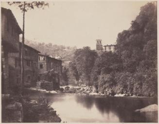 Village au bord d'une rivière. Auvergne