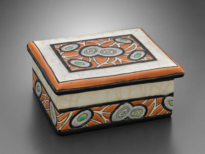 Square covered box with olives
