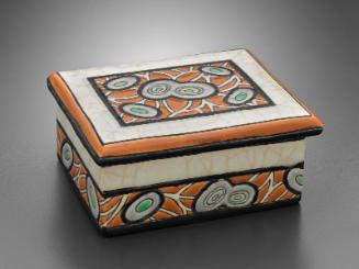 Square covered box with olives