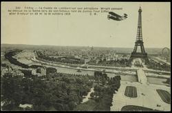 230 PARIS - le Comte de Lambert sur son aéroplane Wright passant au dessus de la Seine lors de son fameux raid de Juvisy-Tour Eiffel aller & retour en 49 m le 18 octobre 1909  C.M.