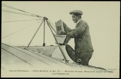 Issy-les-Moulineaux - PARIS - MADRID, 24 Mai 1911 - Monoplan Morane. Mécanician faisant son plein d'AUTOMOBILINE