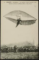 22. SPORTS - Aviation - La machine volante Lausence Lesh planant au dessus du Morris-Park à New York