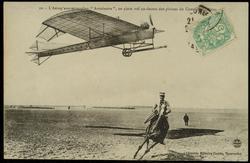10. - L'Aéroplane-monoplan "Antoinette", en plein vol au-dessus des plaines du Camp de Châlons.
