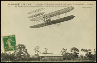 42 LA CONQUÊTE DE L'AIR L'Aéroplane de l'Aviateur américain Wright pendant le vol plané où il va parcourir une distance de 10 kilomentres en s'élevant à une hauteur moyenne de 20 metres.