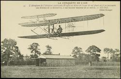 45 L'Aéroplane de l'Aviateur américan Wright au début de l'essor de vol plané où il va parcourir une distance de 10 kilomètres, à une hauter moyenne de 20 mètres.