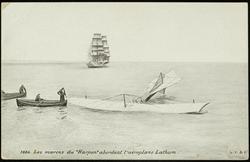 1836. Les marins du "Harpon" abordent l'aéroplane Latham.