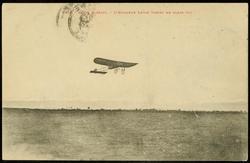 PAU. ÉCOLE BLÉRIOT. - L'AVIATEUR LOUIS GIBERT EN PLEIN VOL